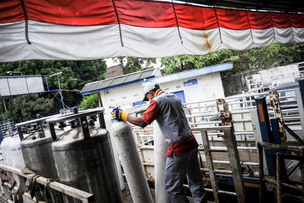 Petugas memasukan tabung oksigen ke dalam truk di stasiun pengisian oksigen milik PT Aneka Gas Industri di Bandung, Jawa Barat, Senin (7/2/2022). (ANTARA FOTO/Raisan Al Farisi)