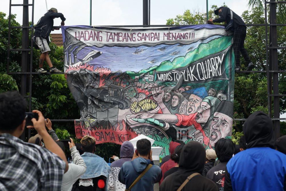 Polisi Lakukan Sweeping Ponsel Warga, Listrik di Wadas Mati