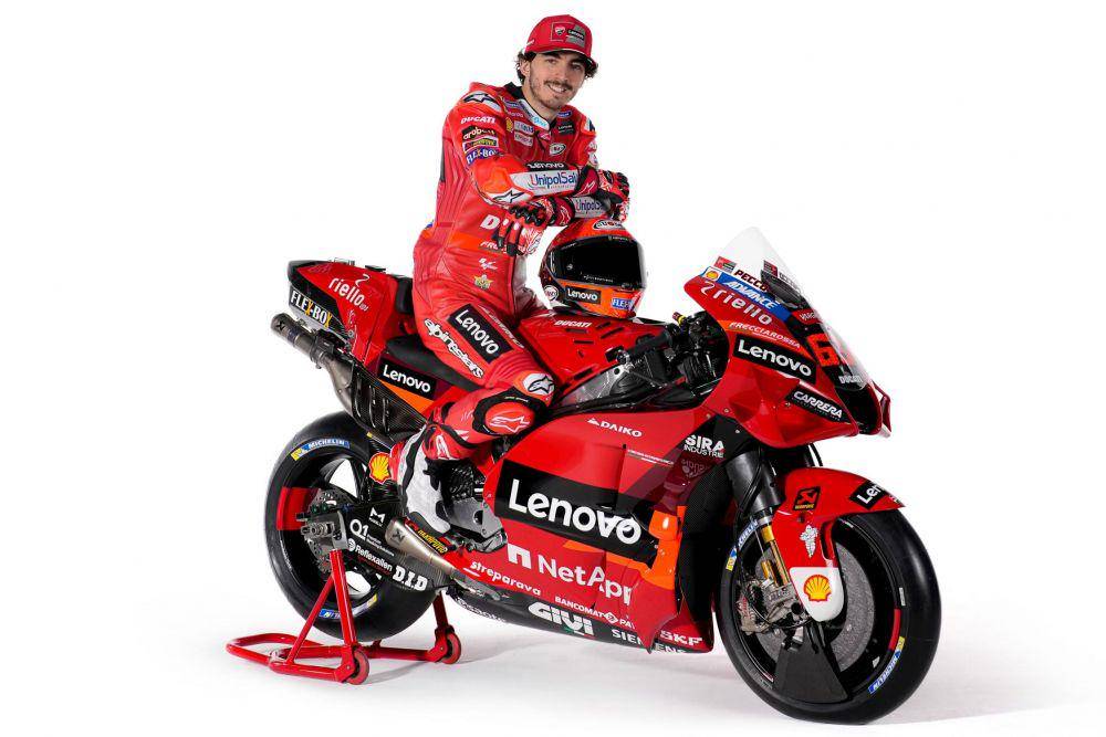 Francesco Bagnaia berfoto dengan Desmosedici GP22. (motogp.com)