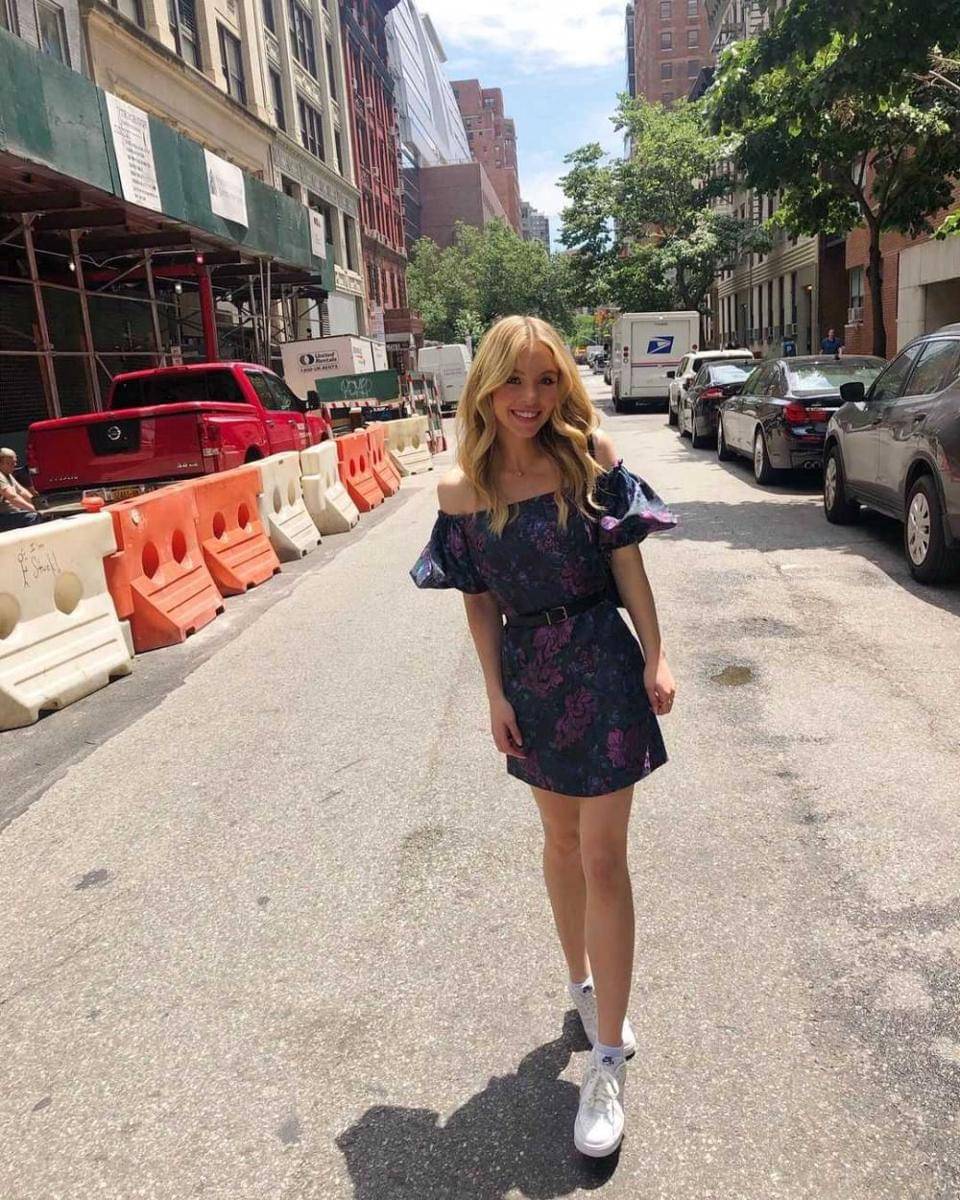 ide OOTD ala Sydney Sweeney (instagram.com/sydney_sweeney)