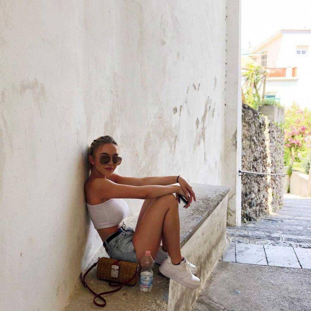 ide OOTD ala Sydney Sweeney (instagram.com/sydney_sweeney)