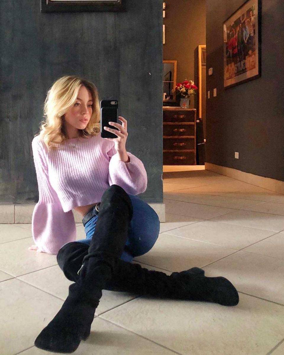 ide OOTD ala Sydney Sweeney (instagram.com/sydney_sweeney)