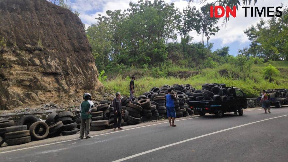 Pemasangan ban bekas di Bukit Bego lokasi kejadian kecelakaan bus GA Trans.(IDN Times/Daruwaskita)