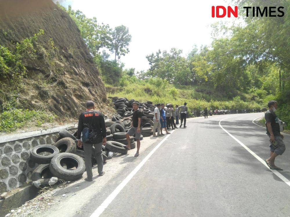 Pemasangan ban bekas di Bukit Bego lokasi kejadian kecelakaan bus GA Trans.(IDN Times/Daruwaskita)