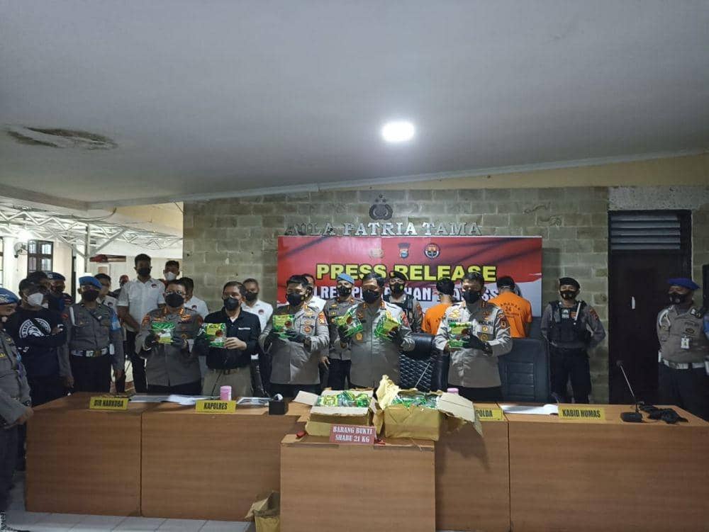 Ekspos hasil tangkapan kasus penyelundupan sabu 21 kilogram di Polres Pelabuhan Makassar / Istimewa