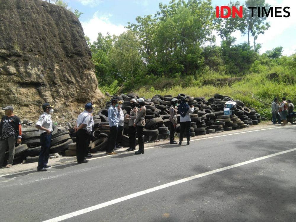 Pemasangan ban bekas di Bukit Bego lokasi kejadian kecelakaan bus GA Trans.(IDN Times/Daruwaskita)