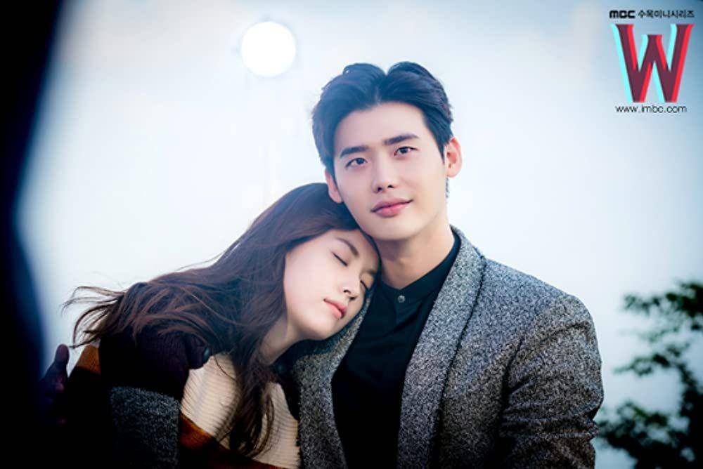 Han Hyo Joo dan Lee Jong Suk di drama W: Two Worlds Apart (imbbs.imbc.com)