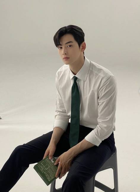 Cha Eun Woo (instagram.com/eunwo.o_c)