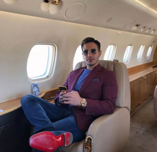 Potret Simon Leviev yang duduk di dalam pesawat pribadinya (instagram.com/simon_leviev_official)