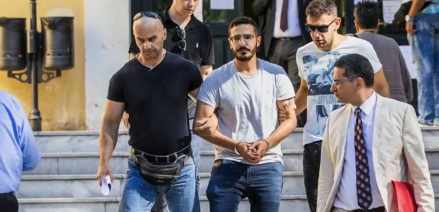 Simon Leviev saat ditangkap oleh Interpol atas pemalsuan paspor (dok.netflix/The Tinder Swindler)