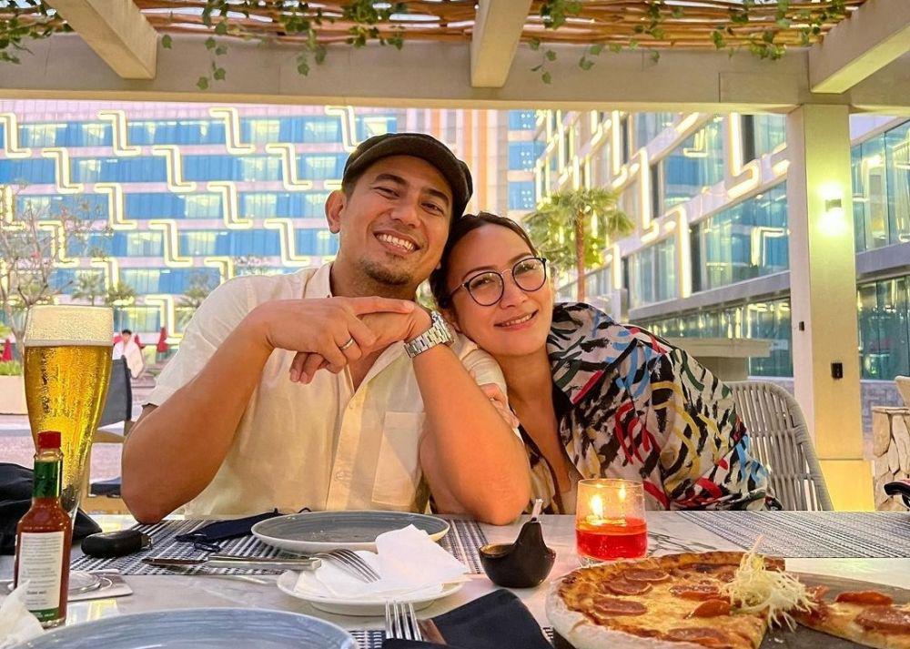 9 Potret Mesra Rio Febrian bersama Istri, Rayakan 13 Tahun Menikah