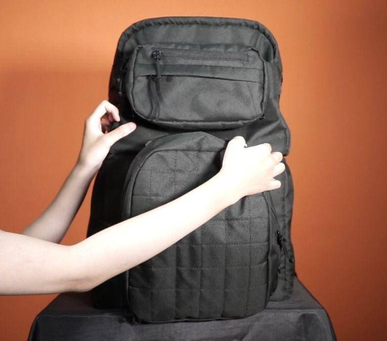 Tas Ransel Multifungsi Detachable 4 in 1 karya Mahasiswi Universitas Dinamika (Undika) Surabaya, Yulia Christine Pandary. Dok. Humas Undika Surabaya.