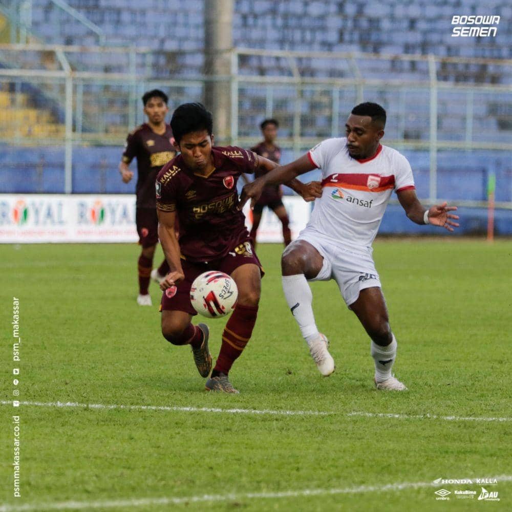Bek PSM Makassar M. Farhan Rahman (kiri) berusaha hentikan laju penyerang Borneo FC Terens Puhiri di matchday ketiga Grup B Piala Menpora 2021 yang berlangsung di Stadion Kanjuruhan Kab. Malang, 31 Maret 2021. (Instagram.com/psm_makassar)