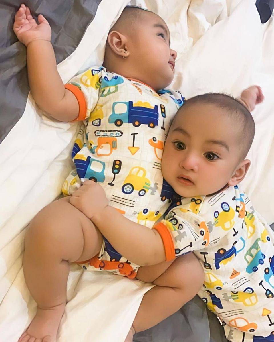 Axelle Dev dan Alexa Dev Triyoga (instagram.com/galittletwins)