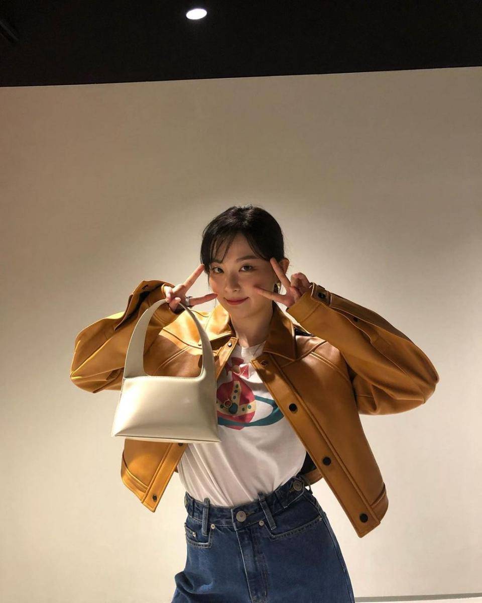 style ala Seulgi Red Velvet (instagram.com/hi_sseulgi)