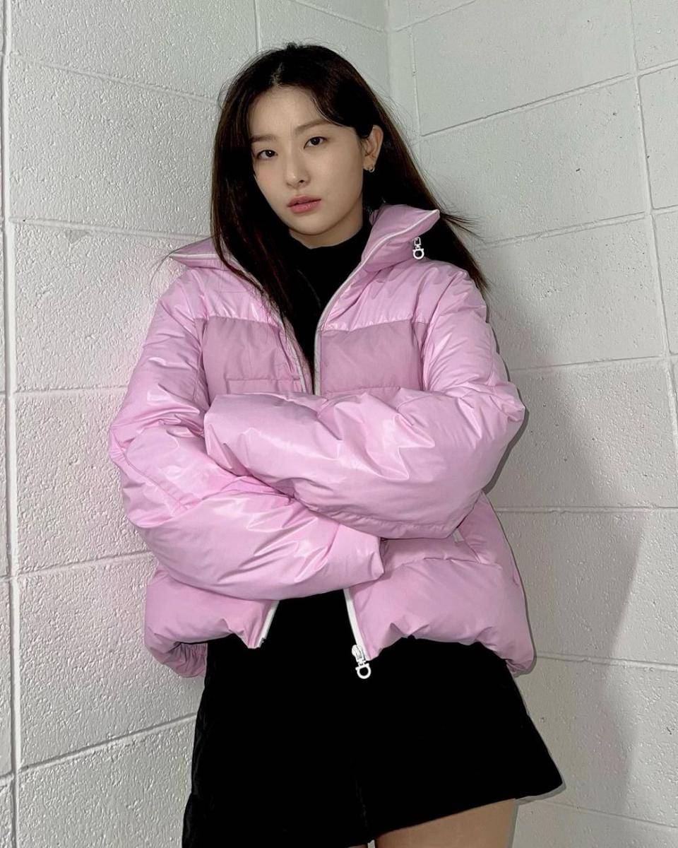 style ala Seulgi Red Velvet (instagram.com/hi_sseulgi)