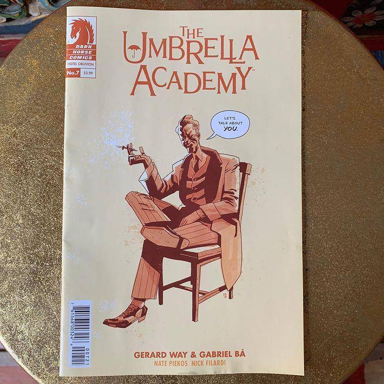 Buku The Umberella Academy. (instagram.com/gerardway)