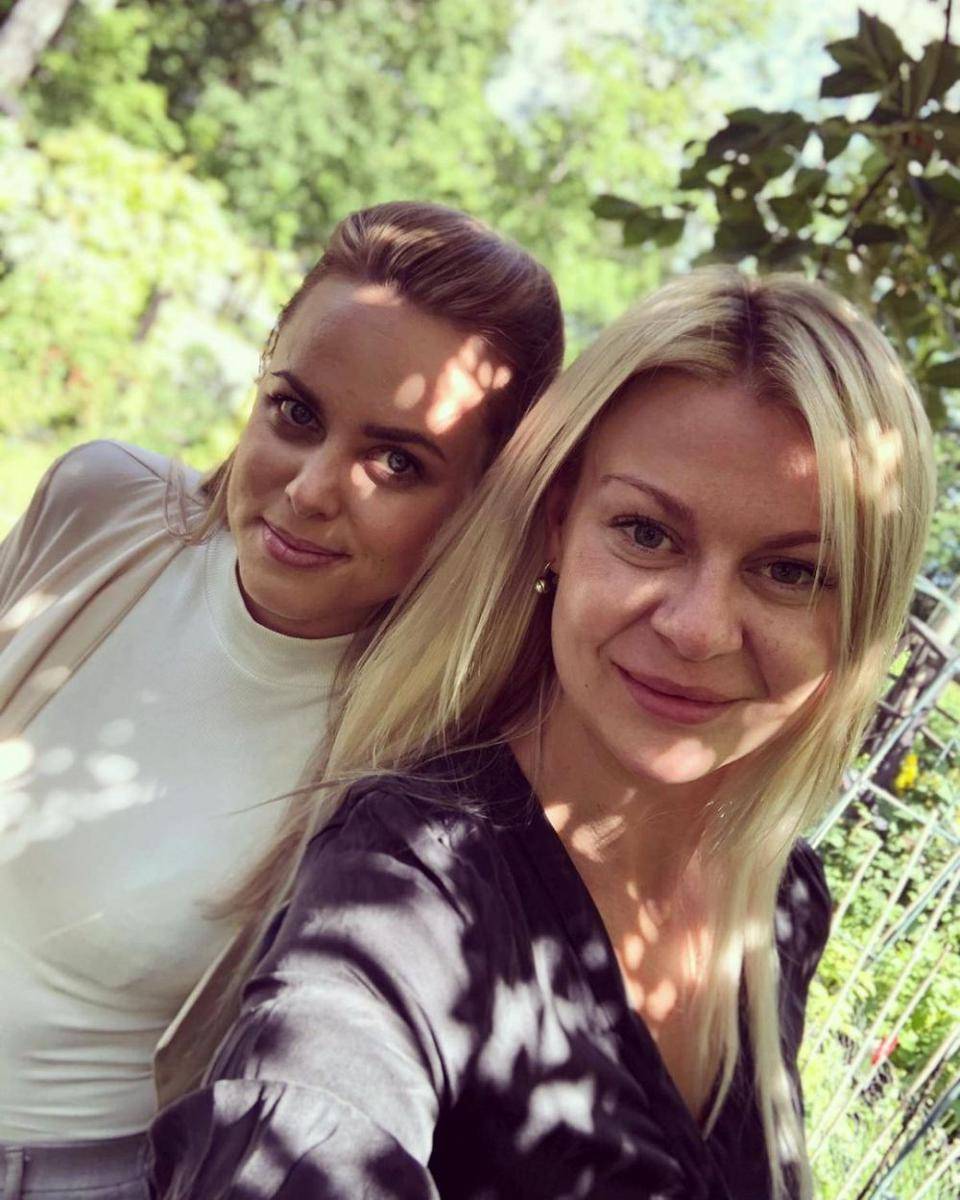 Cecilie Fjellhøy dan Pernilla Sjöholm, korban dalam film Netflix, The Tinder Swindler (instagram.com/pernillaelisabeths)