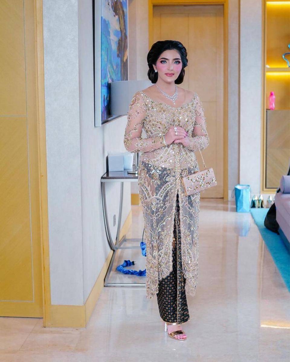 Aksesori untuk Kebaya Brokat (instagram.com/ashanty_ash)