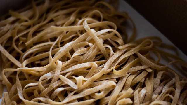 ilustrasi pasta mentah (unsplash.com/Diego Parodi)