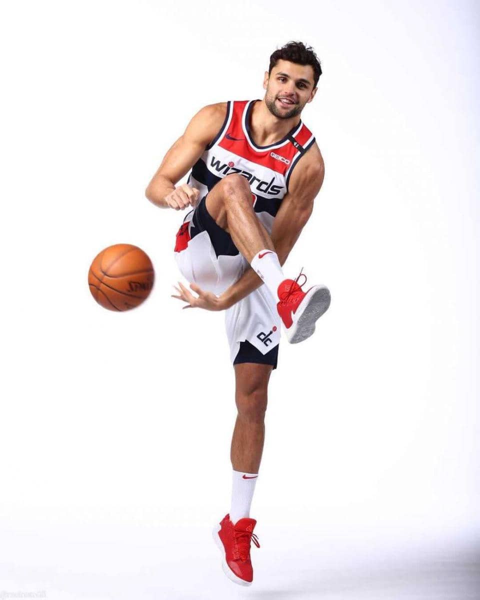 Raul Neto berpose dalam acara media day NBA. (instagram.com/raulneto08)