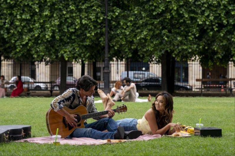Mindy dan Benoit (dok. Netflix/Emily in Paris season 2)