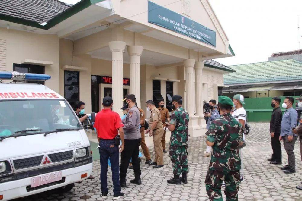Kapolres Pringsewu AKBP Rio Cahyowidi, Bupati Pringsewu Sujadi dan Dandim 0424 Tanggamus Letkol Inf. Micha Arruan meninjau warga dirawat di rumah isoter, Selasa (8/2/2022). (Dok. Polres Pringsewu).
