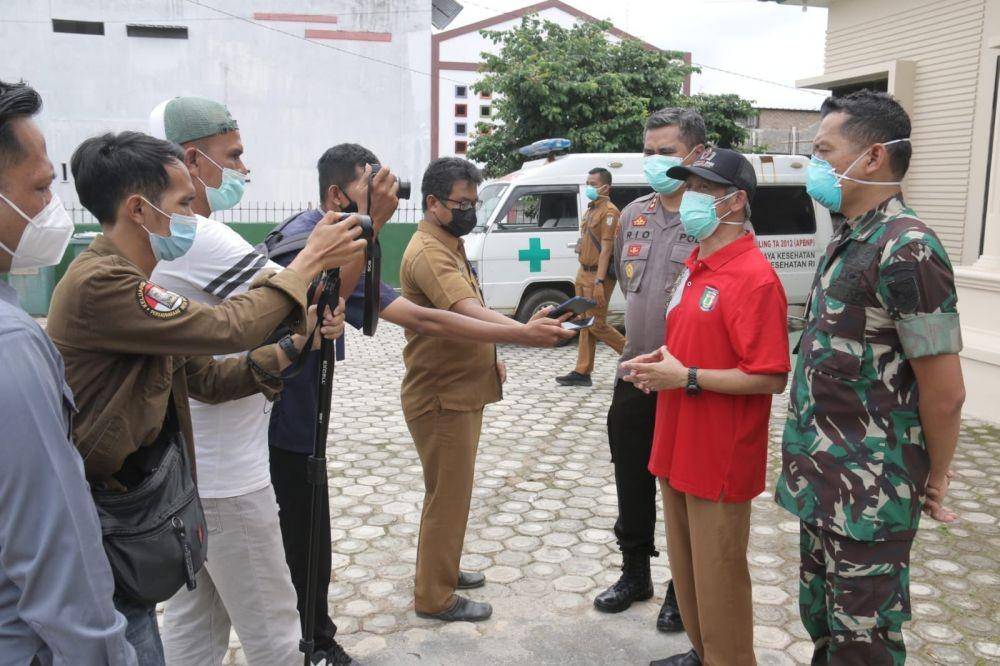 Kapolres Pringsewu AKBP Rio Cahyowidi, Bupati Pringsewu Sujadi dan Dandim 0424 Tanggamus Letkol Inf. Micha Arruan meninjau warga dirawat di rumah isoter, Selasa (8/2/2022). (Dok. Polres Pringsewu).