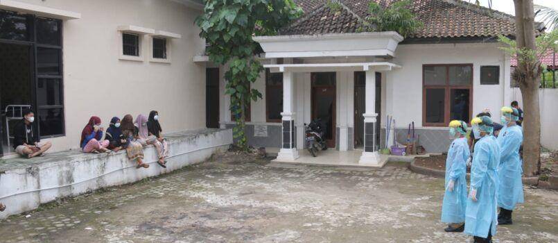 Kapolres Pringsewu AKBP Rio Cahyowidi, Bupati Pringsewu Sujadi dan Dandim 0424 Tanggamus Letkol Inf. Micha Arruan meninjau warga dirawat di rumah isoter, Selasa (8/2/2022). (Dok. Polres Pringsewu).