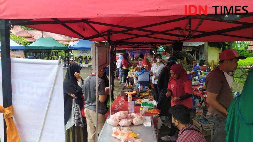 Warga berburu sembako murah di PGM Benteng Somba Opu. IDN Times/Sahrul Ramadan