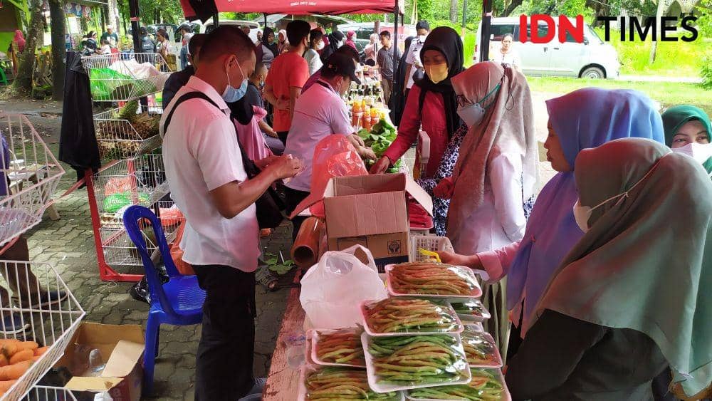 Warga berburu sembako murah di PGM Benteng Somba Opu. IDN Times/Sahrul Ramadan
