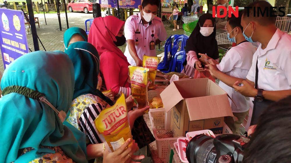 Warga Berburu Minyak Goreng di Pasar Murah Benteng Somba Opu