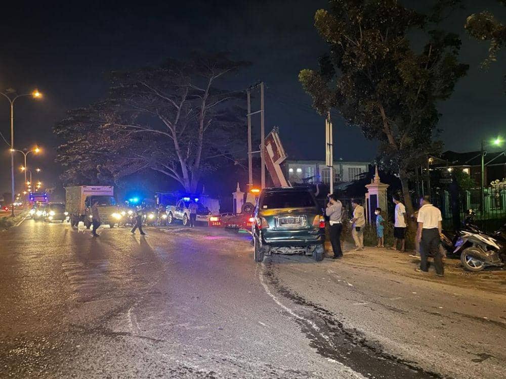 Kecelakaan lalu lintas melibatkan dua kendaraan roda empat terjadi di Jalan Soekarno-Hatta atau tepatnya di sekitaran PKOR Way Halim, Selasa (8/2/2022). (IDN Times/Istimewa)