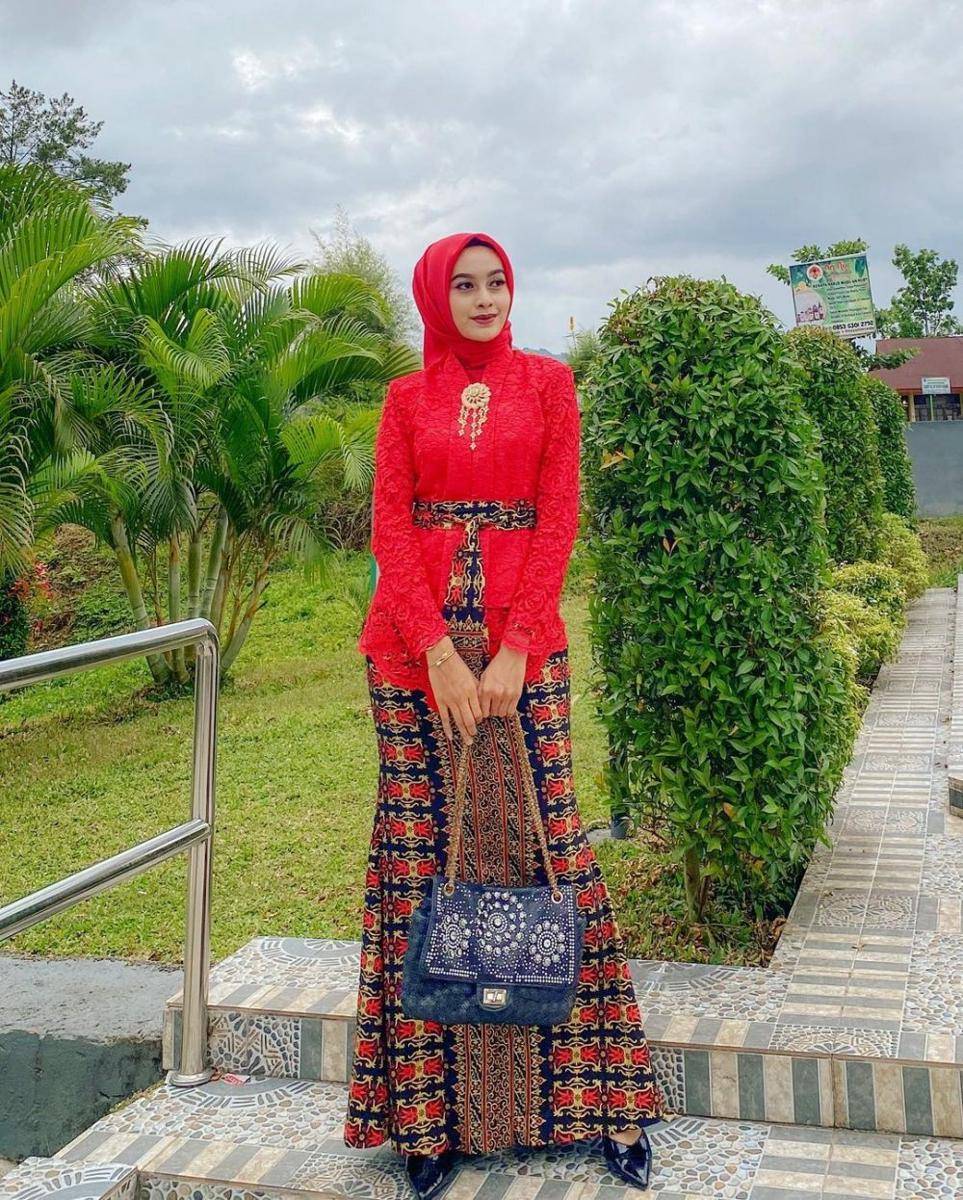 Kebaya dan Tas Payet (instagram.com/indahps_25)