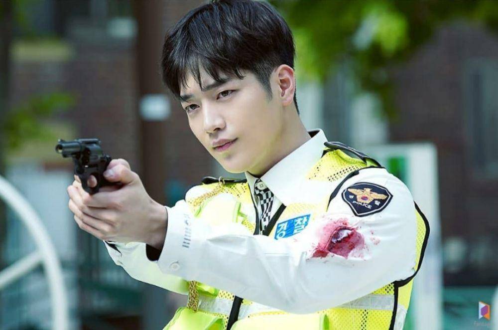 Seo Kang Joon di drama Watcher (instagram.com/fantagio_official)