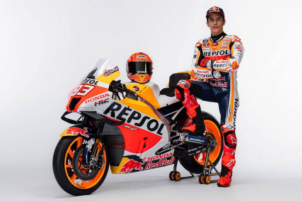 Marc Marquez berfoto bersama RC213V 2022. (motogp.com)