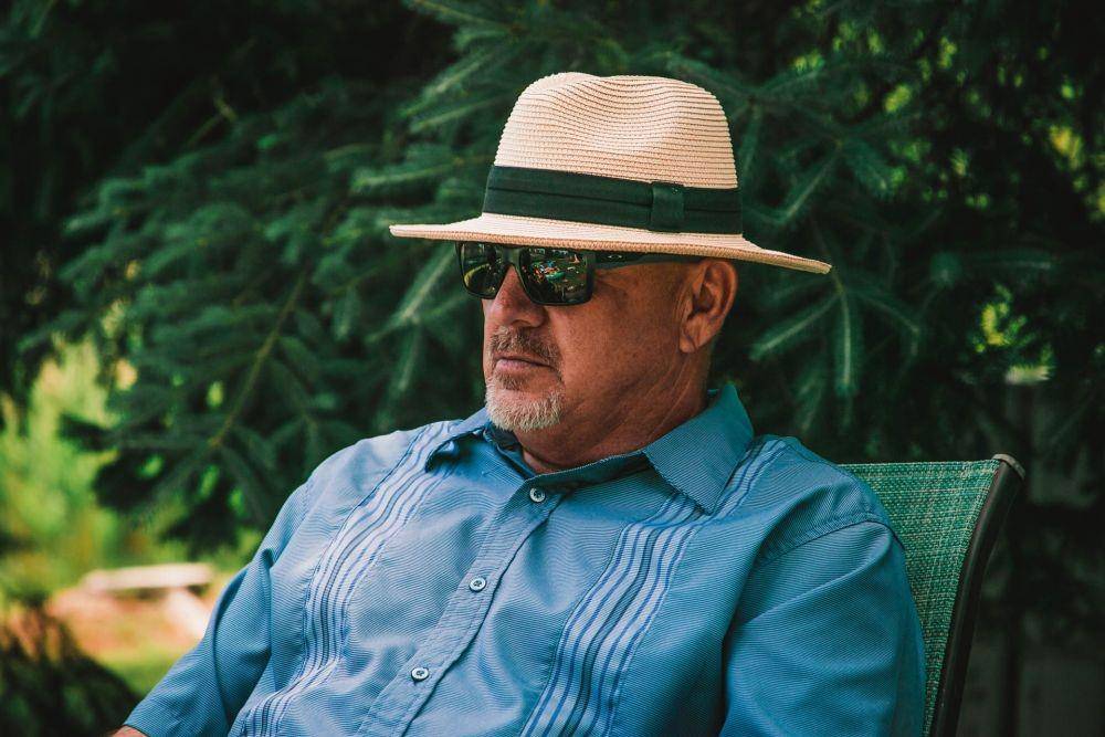 Topi panama (unsplash.com/Mike Cox)