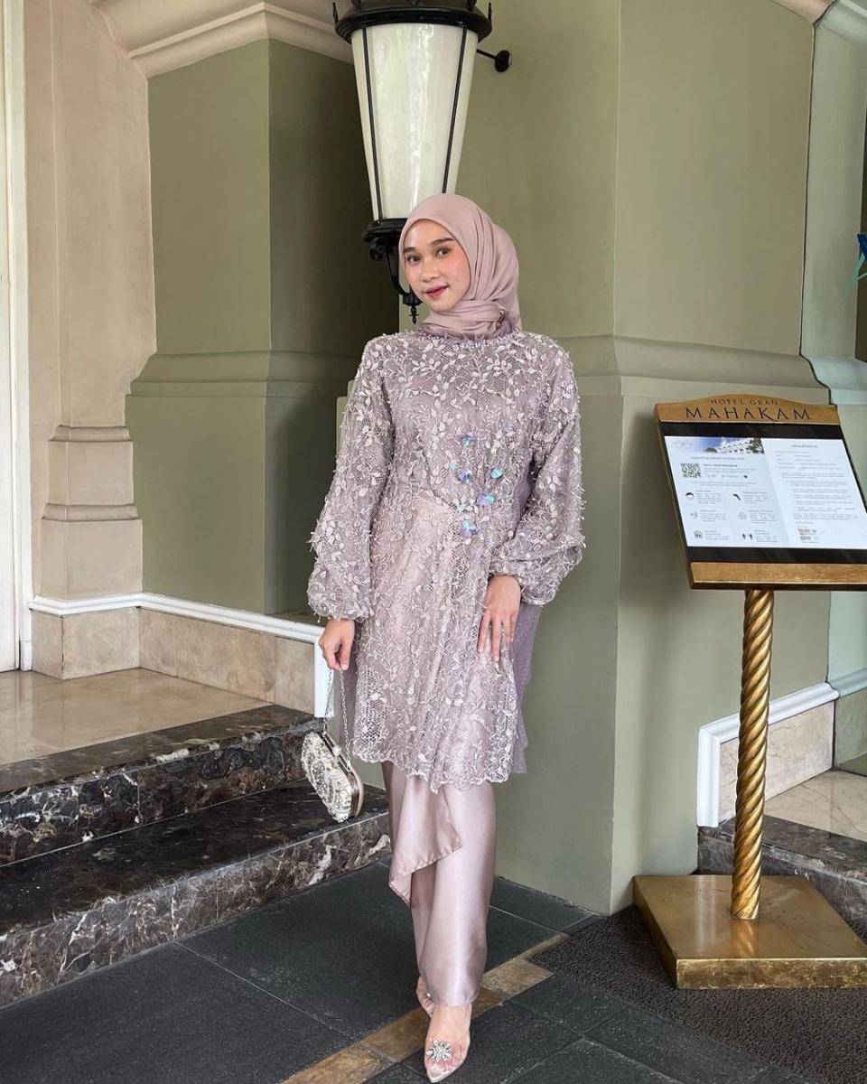 Kebaya Astri Ratnasari (instagram.com/nasariastri)