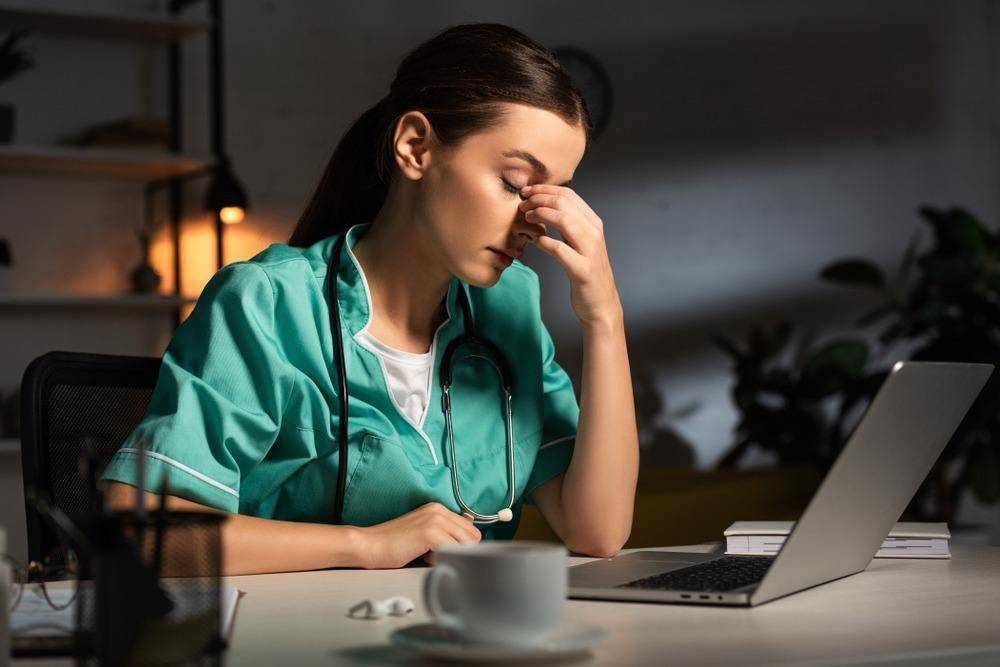 ilustrasi tenaga kesehatan yang bekerja shift malam (news-medical.net)