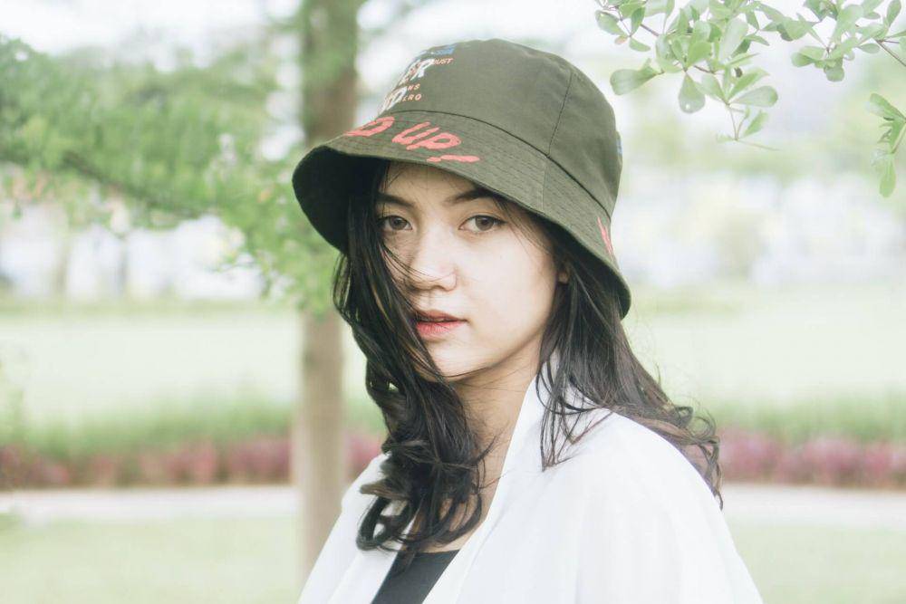 ilustrasi wanita bertopi (unsplash.com/Muhammad Ruqi Yaddin)