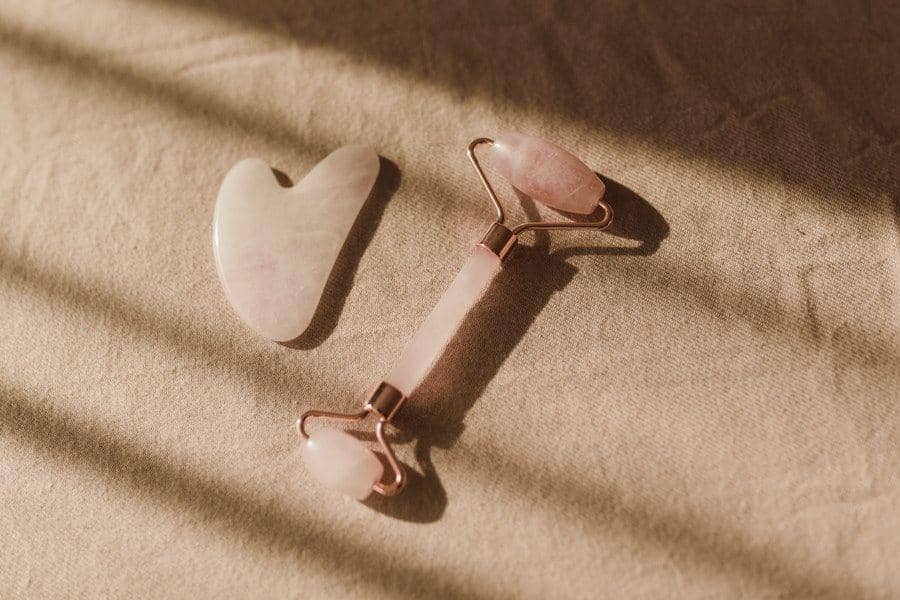 ilustrasi Rose Quartz Roller dan Gua Sha (pexels.com/@arina-krasnikova)