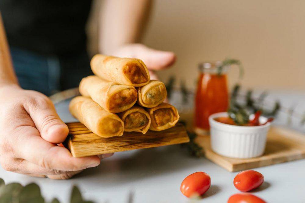 ilustrasi lumpia goreng labu siam (pexels.com/RODNAE Productions)
