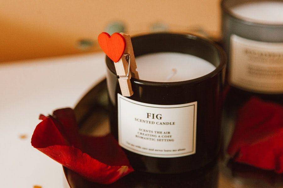 ilustrasi scented candle (pexels.com/@roman-odintsov)