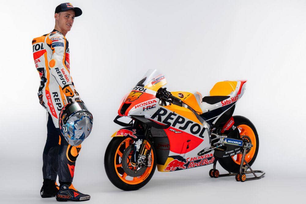 Pol Espargaro berfoto bersama RC213V 2022. (motogp.com)