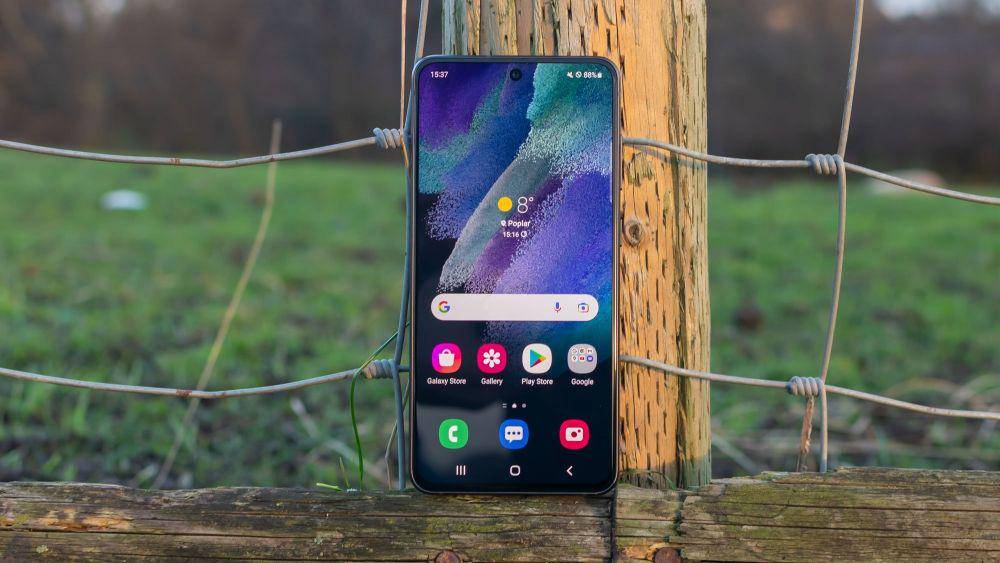 potret Samsung Galaxy S21 FE 5G (expertreviews.co.uk)