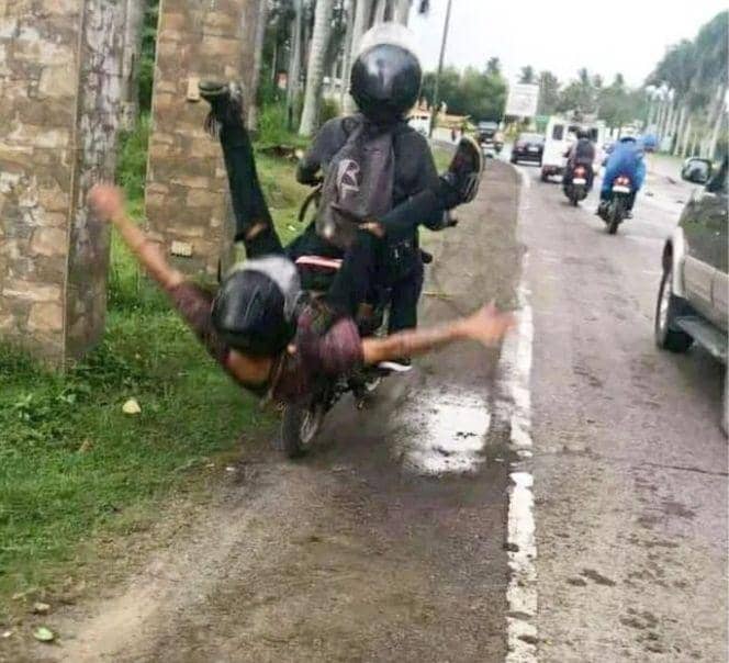 10 Potret Kocak Akibat Kebanyakan Melamun, Kamu Pernah?