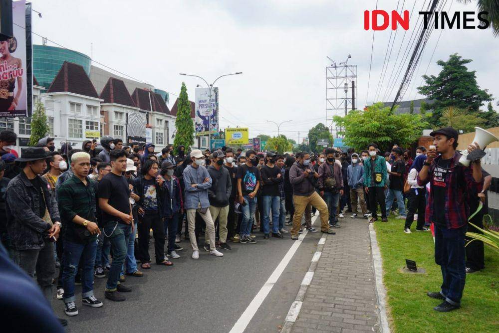 Aksi solidaritas untuk warga Desa Wadas, Bener, Purworejo, Jawa Tengah, di depan Mapolda Daerah Istimewa Yogyakarta (DIY), Depok, Sleman, Rabu (9/2/2022) siang. (IDN Times/Tunggul Damarjati)