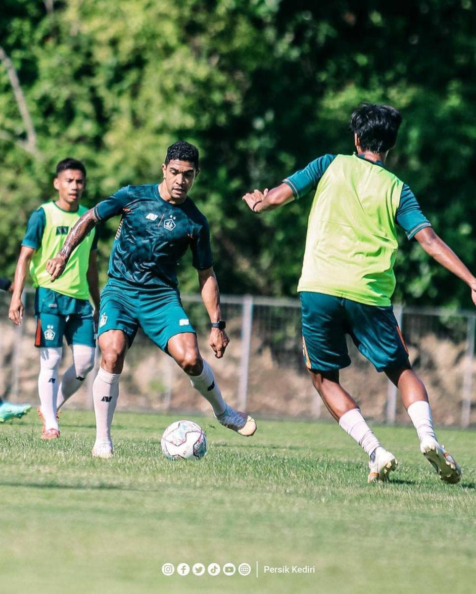 Pemain Persik Kediri saat berlatih di Bali. Instagram.com/persikfcofficial