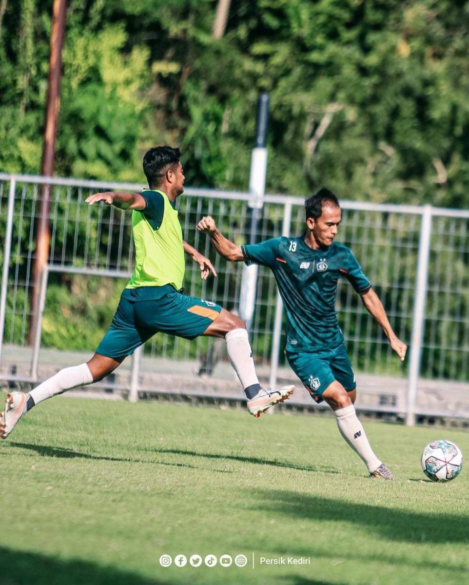 Pemain Persik Kediri saat berlatih di Bali. Instagram.com/persikfcofficial