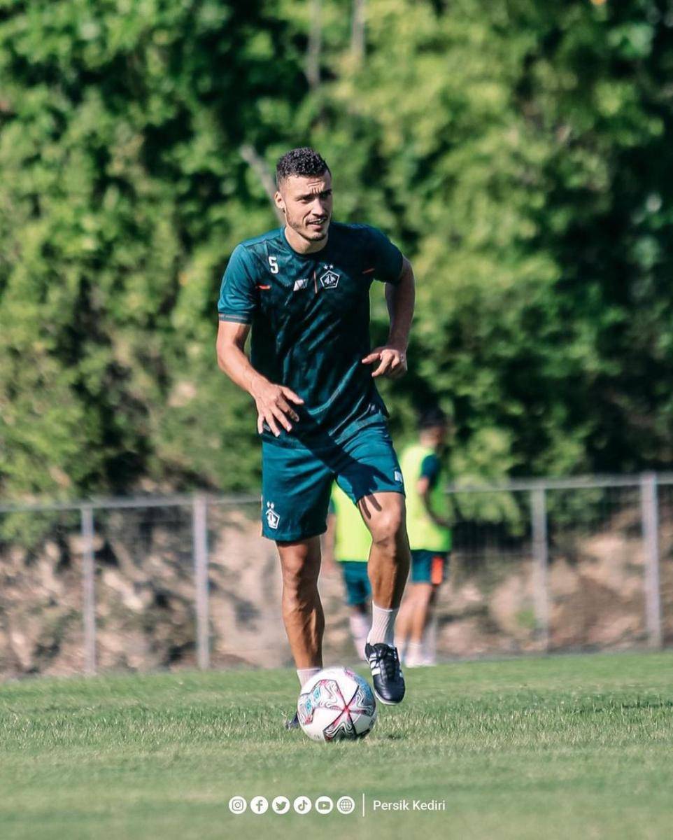 Pemain Persik Kediri saat berlatih di Bali. Instagram.com/persikfcofficial